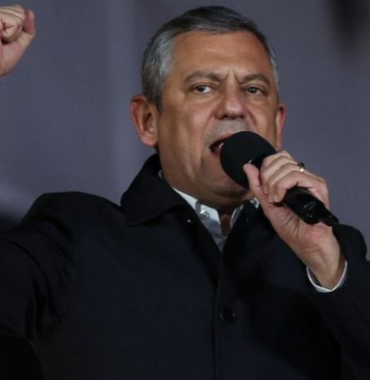 ozgur-ozel-den-ihrac-edilen-tegmenlere-destek-rutbelerini-takmayan-namussuzdur-8842