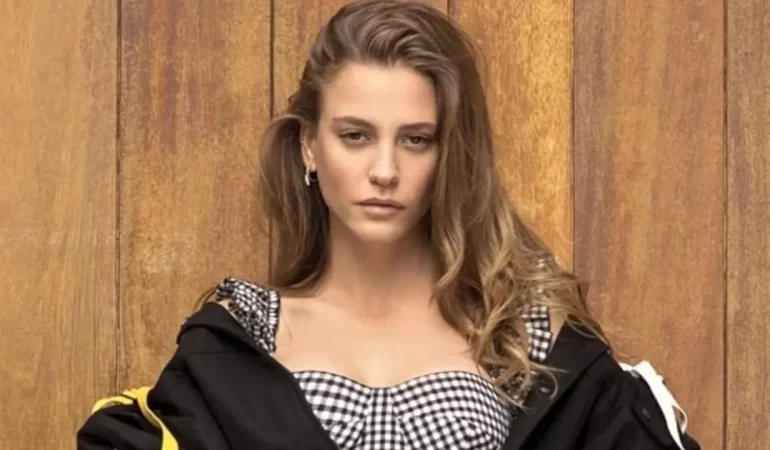 SERENAY SARIKAYA’NIN SON PAYLAŞIMI SOSYAL MEDYAYI SALLADI: “AYAKKABI MI ÇORAP MI?” TARTIŞMASI