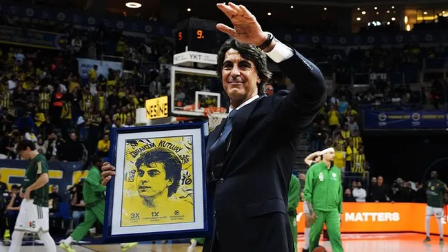 İBRAHİM KUTLUAY FENERBAHÇE TARİHİNDE BİR KEZ DAHA YERİNİ ALDI: ÜLKER ARENA’DA DUYGUSAL VE ONURLU TÖREN