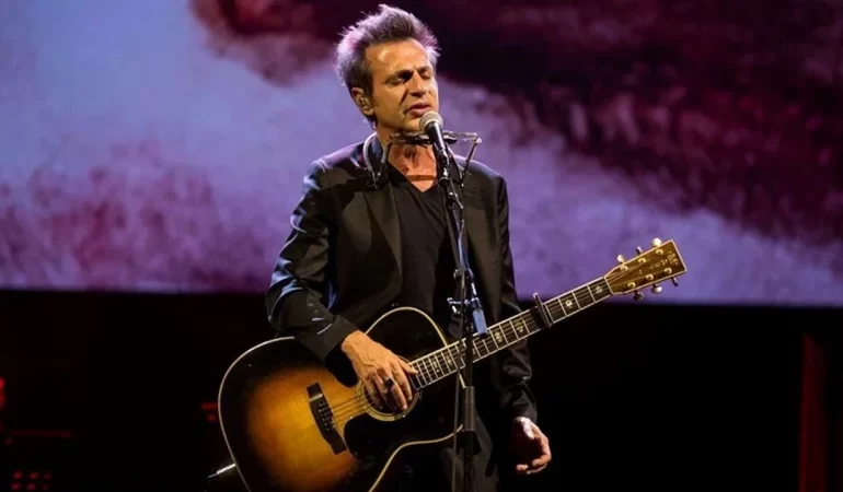 TEOMAN’IN SAHNEDEN YERİNE YATTIĞI O ANLAR: DANSINA YORUM YAĞDI